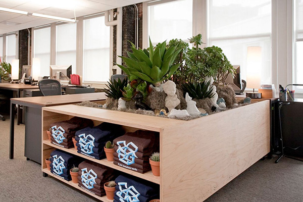 Plants seem to crop up everywhere, lending a sense of calm and serenity to the frenetic startup environment (image via Retail Design Blog). 